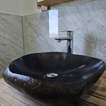 Hani I Ilirit בית הארחה